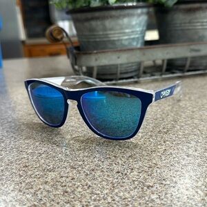 Oakley Frogskin with Blue Prizm Polarized Lenses